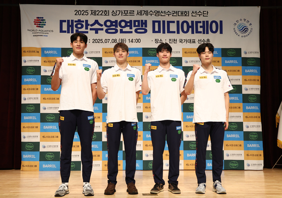 8일 충북 진천 국가대표 선수촌에서 열린 대한수영연맹 미디어데이에서 나란히 기념 촬영을 한 남자 계영ｍ 대표팀. 왼쪽부터 김영범, 김우민, 황선우, 이호준. 연합뉴스 