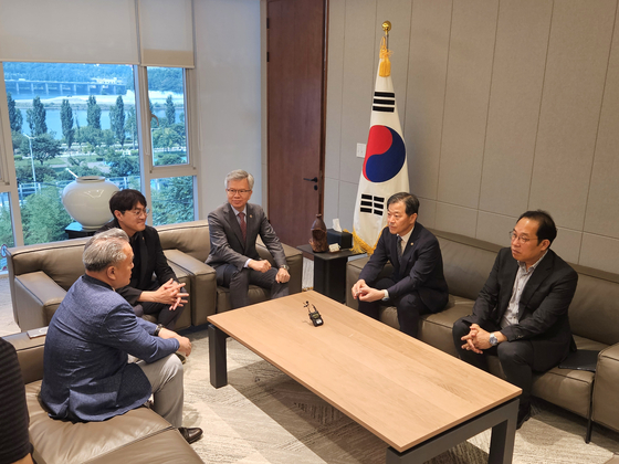 김택우 대한의사협회 회장이 8일 서울 용산구 대한의사협회에서 이형훈 보건복지부 제2차관과 면담을 나누고 있다. 사진 뉴스1