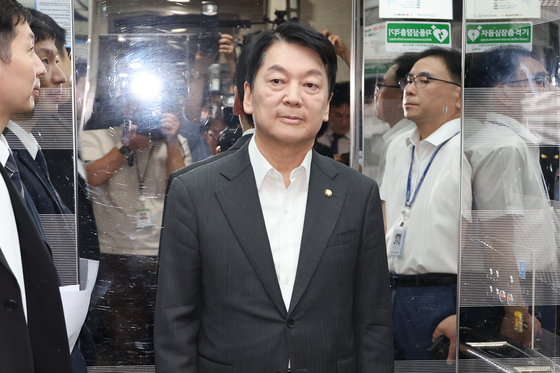 국민의힘 혁신위원장을 맡은 안철수 의원이 7일 국회 소통관에서 위원장을 사퇴하고 전당대회 출마 의사를 밝히는 기자회견을 한 뒤 승강기를 타고 떠나고 있다. 연합뉴스
