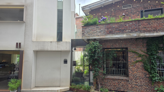 한성숙 중기부장관 후보자 동생이 운영하고 있는 서울 종로구 연건동 소재 카페. 건물 두 채가 하나의 통로로 연결되어 있다. 김창용 기자