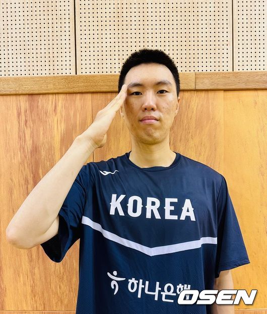 [사진] 거수경례하는 이등병 이우석