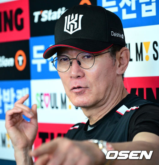 [OSEN=잠실, 지형준 기자] 4일 오후 서울 잠실구장에서 ‘2025 신한 SOL Bank KBO리그’ 두산 베어스와 KT 위즈의 경기가 열렸다.두산은 잭로그, KT는 오원석이 선발로 나섰다.통산 500승까지 단 1승만 남겨두고 있는KT 이강철 감독이 경기에 앞서 취재진과 이야기를 나누고 있다. 2025.07.04 /jpnews@osen.co.kr