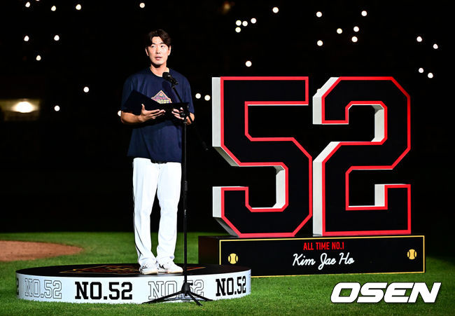 [OSEN=잠실, 지형준 기자] ‘천재 유격수’ 김재호의 은퇴식을 맞아 왕조의 주역들이 깨어났다.프로야구 두산 베어스는 6일 서울 잠실구장에서 열린 2025 신한 SOL뱅크 KBO리그 KT 위즈와의 시즌 12차전에서 8-7역전승을 거뒀다.두산은 2연승을 달리며 주말 3연전을 위닝시리즈로 장식했다. 시즌 34승 3무 48패. 반면 2연패에 빠진 KT는 43승 3무 40패가 됐다.경기를 마치고 2024시즌을 끝으로 은퇴를 선언한 김재호의 은퇴식을 개최했다. 은퇴식 테마는 ‘베어스 올타임 No.1 유격수 김재호’이다. 김재호는 은퇴선수 특별 엔트리를 통해 1군 엔트리에도 이름을 올렸다.김재호가 은퇴사를 하고 있다. 2025.07.05 /