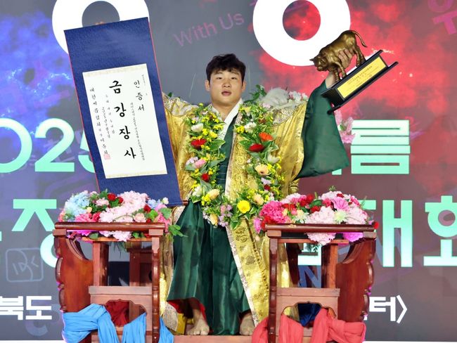 김기수(수원특례시청)가 ‘위더스제약 2025 민속씨름 보은장사씨름대회’에서 개인 통산 8번째 금강장사 꽃가마에 올랐다. / 대한씨름협회