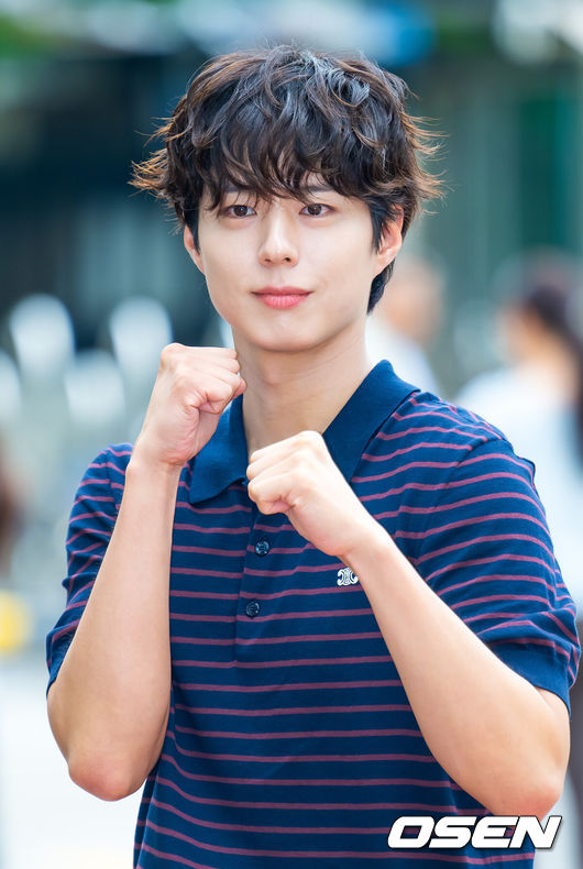 [OSEN=민경훈 기자] 24일 오후 서울 여의도 KBS 신관에서 KBS 2TV '더 시즌즈 - 박보검의 칸타빌레' 녹화가 진행됐다.박보검은 드라마 ‘굿보이’와 심야 음악 프로그램 ‘더 시즌즈-박보검의 칸타빌레’ MC로 활약하며 활발한 활동을 이어가고 있다.배우 박보검이 방송국으로 향하며 인사하고 있다. 2025.06.24 / rumi@osen.co.kr