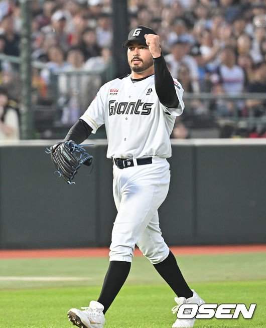 [OSEN=부산, 이석우 기자] 2일 부산 사직야구장에서 2025 신한 SOL 뱅크 KBO 리그 롯데 자이언츠와 LG 트윈스의 경기가 열렸다. 홈팀 롯데는 감보아가, 방문팀 LG는 임찬규가 선발 출전했다.롯데 자이언츠 선발 투수 감보아가 5회초 2사 만루 LG 트윈스 문보경을 유격수 땅볼로 잡고 주먹을 불끈 쥐고 있다. 2025.07.02 / foto0307@osen.co.kr
