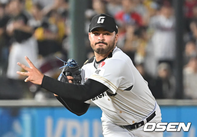 [OSEN=부산, 이석우 기자] 2일 부산 사직야구장에서 2025 신한 SOL 뱅크 KBO 리그 롯데 자이언츠와 LG 트윈스의 경기가 열렸다. 홈팀 롯데는 감보아가, 방문팀 LG는 임찬규가 선발 출전했다.롯데 자이언츠 선발 투수 감보아가 역투하고 있다. 2025.07.02 / foto0307@osen.co.kr