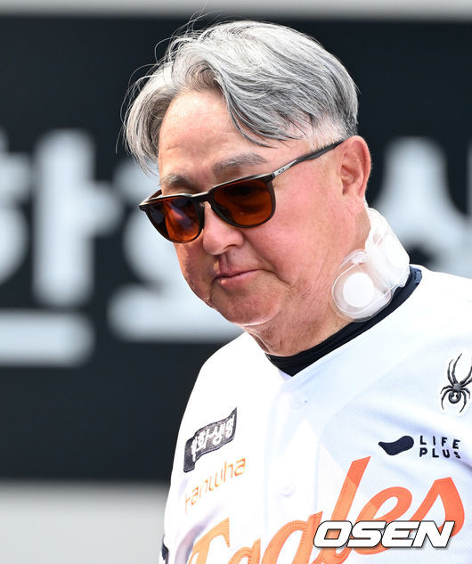 [OSEN=대전, 이대선 기자] 8일 오후 대전 한화생명볼파크에서 2025 신한 SOL Bank KBO리그 한화 이글스와 KIA 타이거즈의 경기가 열렸다.한화는 문동주, KIA는 윤영철을 선발로 내세웠다.경기에 앞서 한화 김경문 감독이 취재진과 인터뷰를 하고 있다. 2025.07.08 /sunday@osen.co.kr