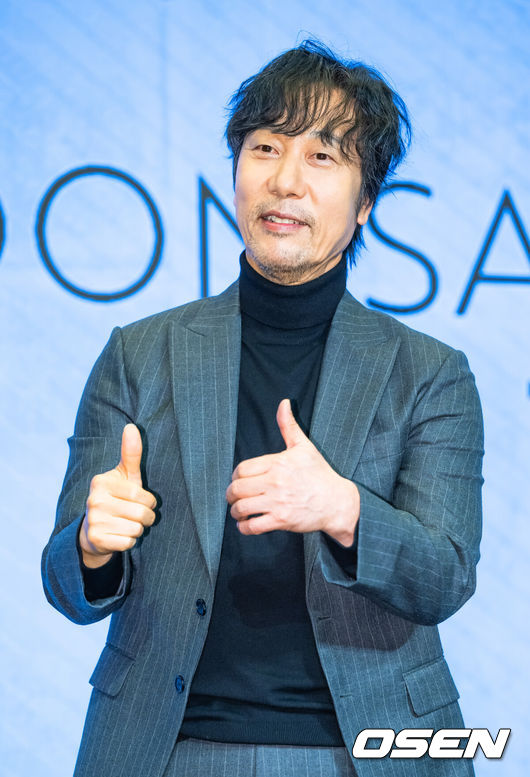 [OSEN=민경훈 기자] 13일 오후 서울 마포구 상암동 스탠포드호텔 그랜드볼룸에서 '이문세 정규 17집 첫, 제작발표회'가 열렸다.가수 이문세가 정규 17집 발매를 앞두고, ‘이별에도 사랑이’, ‘마이 블루스’ 2곡을 선공개한다.기자간담회에서 이문세가 환하게 웃고 있다. 2024.11.13 / rumi@osen.co.kr
