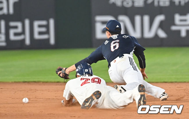 [OSEN=부산, 이석우 기자] 8일 부산 사직야구장에서 2025 신한 SOL 뱅크 KBO 리그 롯데 자이언츠와 두산 베어스의 경기가 열렸다. 홈팀 롯데는 홍민기가, 방문팀 두산은 최민석이 선발 출전했다.롯데 자이언츠 레이예스가 7회말 2사 1,3루 전준우의 유격수 땅볼때 두산 베어스 박계범의 실책때 세이프되고 있다. 2025.07.08 / foto0307@osen.co.kr