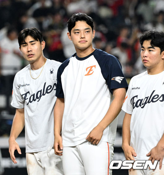 [OSEN=대전, 이대선 기자] 한화는 8일 대전 한화생명볼파크에서 열린 2025 신한 SOL Bank KBO리그 KIA 타이거즈와의 홈경기를 14-8로 승리했다. 14득점은 종전 12득점을 넘어 올 시즌 한화의 한 경기 최다 득점으로 KIA의 추격을 뿌리쳤다. 경기 종료 후 한화 채은성이 김경문 감독과 승리의 기쁨을 나누고 있다. 2025.07.08 /sunday@osen.co.kr