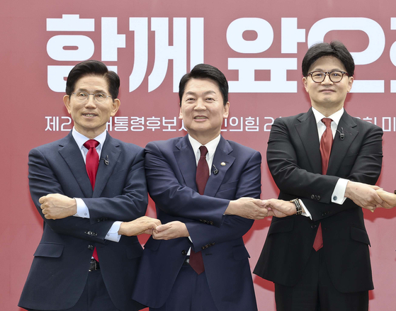 국민의힘 김문수(왼쪽부터), 안철수, 한동훈 대선 경선 후보가 지난 4월 23일 서울 여의도 국민의힘 중앙당사에서 열린 2차 경선 토론회 미디어데이에서 포즈를 취하고 있다. 뉴스1