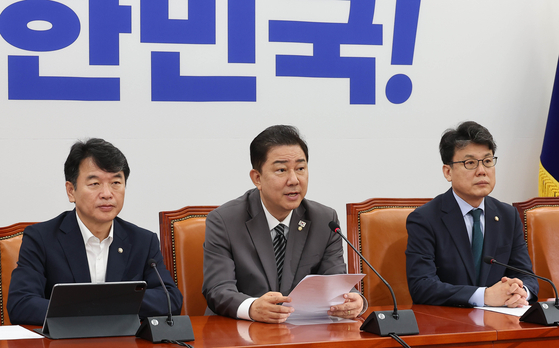 김병기 더불어민주당 대표 직무대행 겸 원내대표(가운데)가 8일 오전 국회에서 열린 원내대책회의에서 모두발언을 하고 있다. 임현동 기자