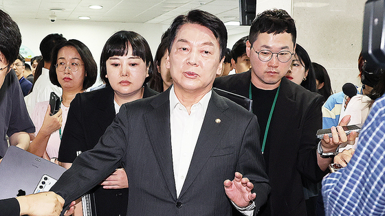국민의힘 안철수 의원이 7일 서울 여의도 국회 소통관에서 혁신위원장을 사퇴하고 전당대회 출마 의사를 밝히는 기자회견을 한 뒤 취재진 질문에 답하고 있다. 연합뉴스