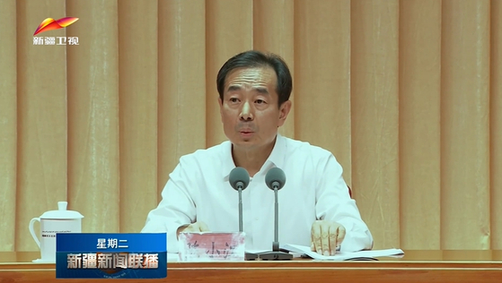  지난 1일 신장 우루무치에서 열린 영도간부회의에서 천샤오장 신임 당서기가 발언하고 있다. 이날 이례적인 직무 조정으로 마싱루이 정치국위원은 직무 없이 대기발령 상태가 됐다. 스타이펑 중앙조직부장의 직계인 천 서기는 2년 뒤 열릴 21차 당 대회에서 권력서열 24위권인 정치국 진입이 유력하다. 사진 신장신원롄보 캡처