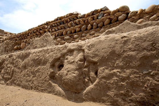 A view of the archaeological zone in the northern Barranca province as archaeologists on Thursday unveiled a 3,500-year-old city in Peru that likely served as a trading hub linking Pacific coast cultures with those in the Andes and Amazon, flourishing around the same time as early civilizations in the Middle East and Asia, in the northern Barranca province, Peru in this undated handout photo released on July 3, 2025. Caral Archaeological Zone/Handout via REUTERS THIS IMAGE HAS BEEN SUPPLIED BY A THIRD PARTY. NO RESALES. NO ARCHIVES  〈저작권자(c) 연합뉴스, 무단 전재-재배포, AI 학습 및 활용 금지〉