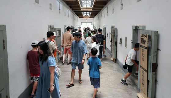 지난해 8월 서울 서대문형무소역사관을 찾은 시민들이 독립운동가들의 흔적이 묻어있는 옥사를 관람하고 있다. [뉴스1]