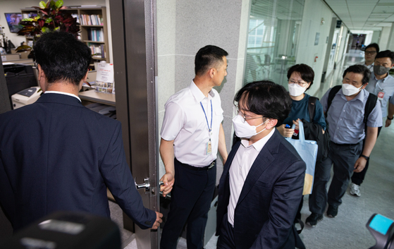 김건희 여사와 관련한 의혹을 수사하는 민중기 특별검사팀이 8일 '공천개입 의혹'과 관련 윤상현 국민의힘 의원에 대한 압수수색을 진행하고 있다. 뉴스1