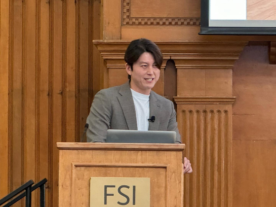 배우 류수영(본명 어남선)이 지난해 미국 스탠퍼드대 월터 쇼렌스틴 아시아태평양연구소(소장 신기욱 교수)가 개최한 '한국 음식 콘퍼런스'에서 자신의 요리 경험을 소개하고 있다. 연합뉴스