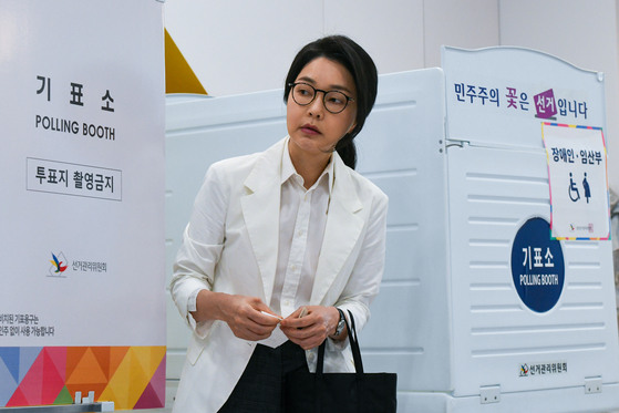 윤석열 전 대통령 부인 김건희 여사가 제21대 대통령선거 투표일인 지난달 3일 오전 서울 서초구 서초동 원명초등학교 투표소에서 투표하고 있다. 장진영 기자