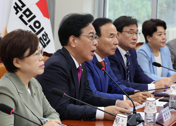송언석 국민의힘 비상대책위원장 겸 원내대표(왼쪽 둘째)가 7일 국회에서 비상대책회의에서 모두발언하고 있다. 임현동 기자