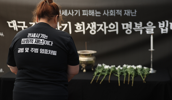 지난 5월 대구 중구 동성로에 설치된 대구 전세사기 희생자 1주기 추모 분향소에서 전세사기·깡통전세 피해 대구 대책위원회, 전세사기 대구 피해자 모임 관계자들이 희생자를 추모하며 묵념하고 있다.연합뉴스