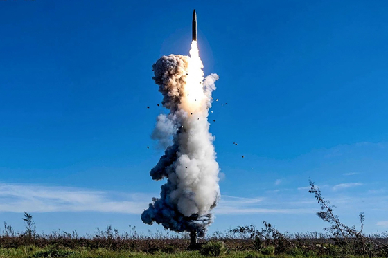 중국 인민해방군이 지난해 9월 태평양 해역으로 대륙간탄도미사일(ICBM)을 발사한 뒤 해당 사진을 공개했다. AFP=연합뉴스