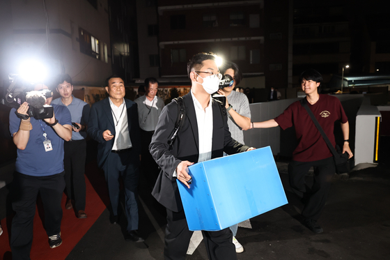 윤석열 전 대통령 배우자인 김건희 여사 의혹을 수사하는 민중기 특별검사팀이 3일 오후 서울 종로구 삼부토건 본사에서 압수수색을 마친 후 압수품이 담긴 박스를 들고 사무실을 나서고 있다. 뉴스1