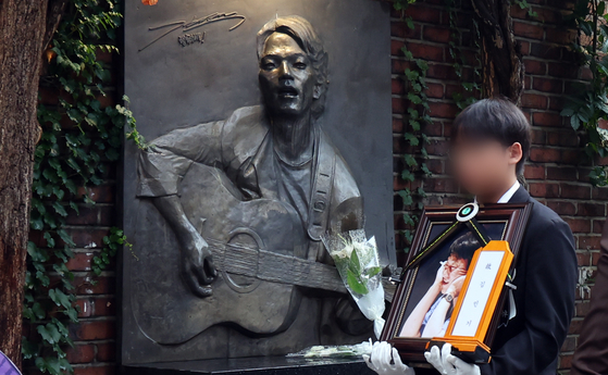 지난해 7월 세상을 떠난 고인의 장례식은 학전이 있던 장소 앞에서 노제(路祭)로 마무리됐다 . 뉴스1