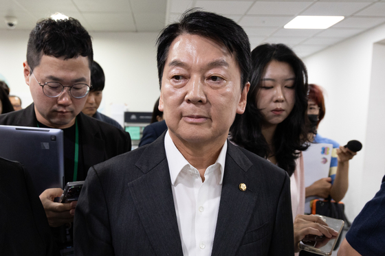 안철수 국민의힘 혁신위원장이 7일 서울 여의도 국회 소통관에서 기자회견을 열고 혁신위원장 사퇴 및 전당대회 출마를 밝힌 후 기자회견장을 나서고 있다. 뉴스1