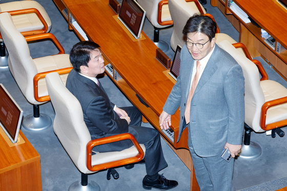 권성동 국민의힘 당시 원내대표(오른쪽)와 안철수 의원이 지난해 12월 13일 오후 서울 여의도 국회에서 열린 제419회국회(임시회) 제3차 본회의에서 대화하고 있다. 뉴스1