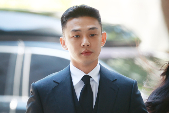 마약 상습 투약 혐의를 받는 배우 유아인(본명 엄홍식)이 작년 5월 14일 오후 서울 서초구 서울중앙지법에서 열린 1심 5회 공판에 출석하고 있다. 연합뉴스