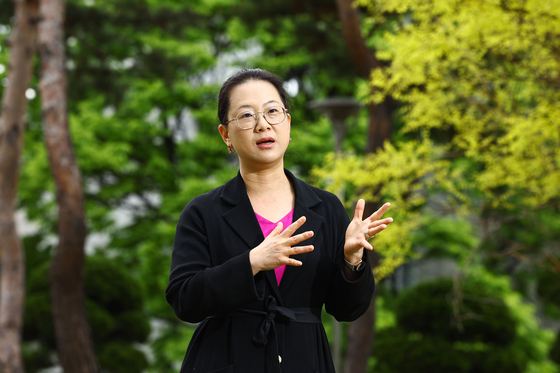 한국인 최초로 세계무역기구(WTO)에 진출한 이준영 박사가 지난 5월 고려대 법학관 앞에서 중앙일보와 인터뷰 하고 있다. 김종호 기자