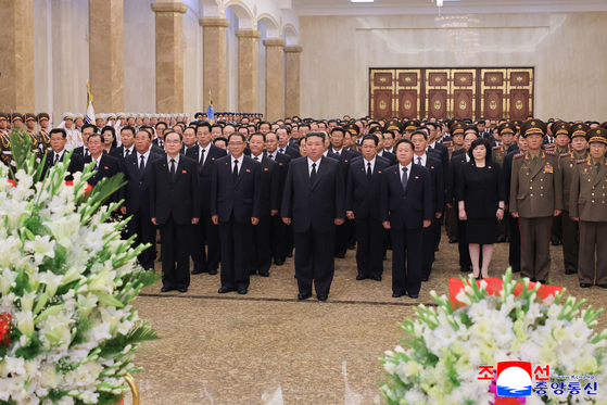 김정은 북한 국무위원장이 김일성 주석 사망 31주기인 8일 금수산태양궁전을 참배했다고 조선중앙통신이 보도했다. 통신은 김 위원장이 이날 0시 금수산태양궁전을 찾았다고 전했다. 연합뉴스