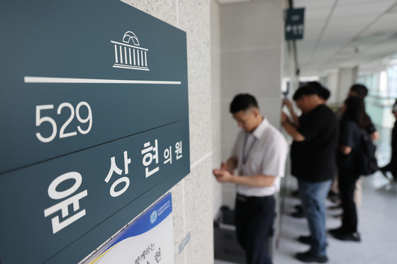 윤석열 전 대통령 배우자 김건희 여사와 관련한 의혹들을 수사하는 민중기 특별검사팀이 '공천 개입' 의혹 관련자들을 상대로 전격적인 동시다발 압수수색에 나선 8일 서울 여의도 국회의원회관 내 윤상현 의원실 앞에 취재진이 대기하고 있다. 연합뉴스