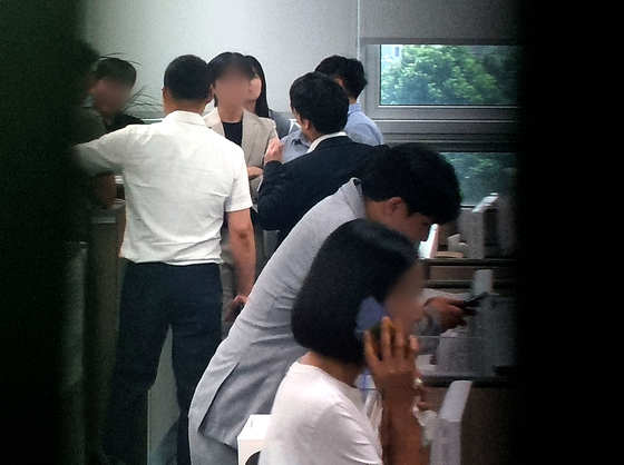 김건희 여사의 '공천개입 의혹' 수사하는 특별검사팀이 8일 서울 여의도 국회 의원회관에서 윤상현 국민의힘 의원실을 압수수색 하고 있다. 뉴시스