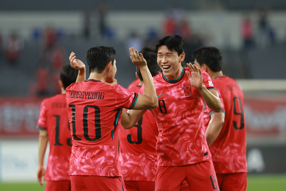 이동경과 하이파이브하는 김봉수(오른쪽). 홍명보팀의 새로운 중원사령관이다. 연합뉴스
