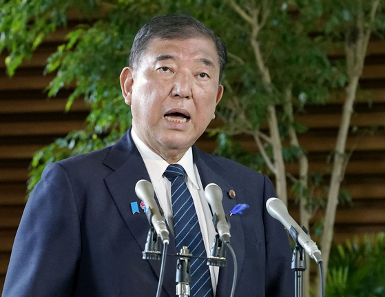 이시바 시게루 일본 총리가 8일 총리 관저에서 미국의 관세 부과에 대한 일본의 대응 전략을 논의하기 위해 각료들과 회동한 후 기자들에게 발언하고 있다. 교도통신=로이터