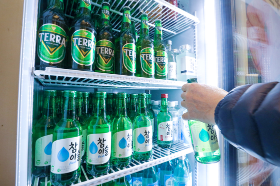 서울의 한 식당 주류 냉장고에 소주와 맥주 등이 채워져 있다. 뉴스1