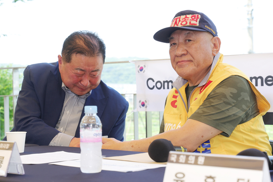 8일 오전 경기도 파주시 임진각에서 최성룡 납북자가족모임 대표가 기자회견을 열고 대북 전단 살포 중단을 공식 선언한 뒤 김경일 파주시장(왼쪽)과 악수를 나누고 있다. 연합뉴스
