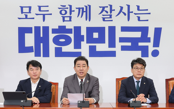 김병기 더불어민주당 대표 직무대행 겸 원내대표(가운데)가 8일 오전 국회에서 열린 원내대책회의에서 모두발언을 하고 있다. 왼쪽은 문진석 원내수석부대표, 오른쪽은 진성준 정책위의장. 임현동 기자