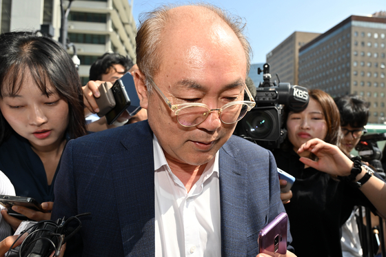 정창래 전 삼부토건 대표가 9일 오전 서울 종로구 민중기 특별검사 사무실에 피의자 신분으로 조사받기 위해 출석하고 있다. 전민규 기자