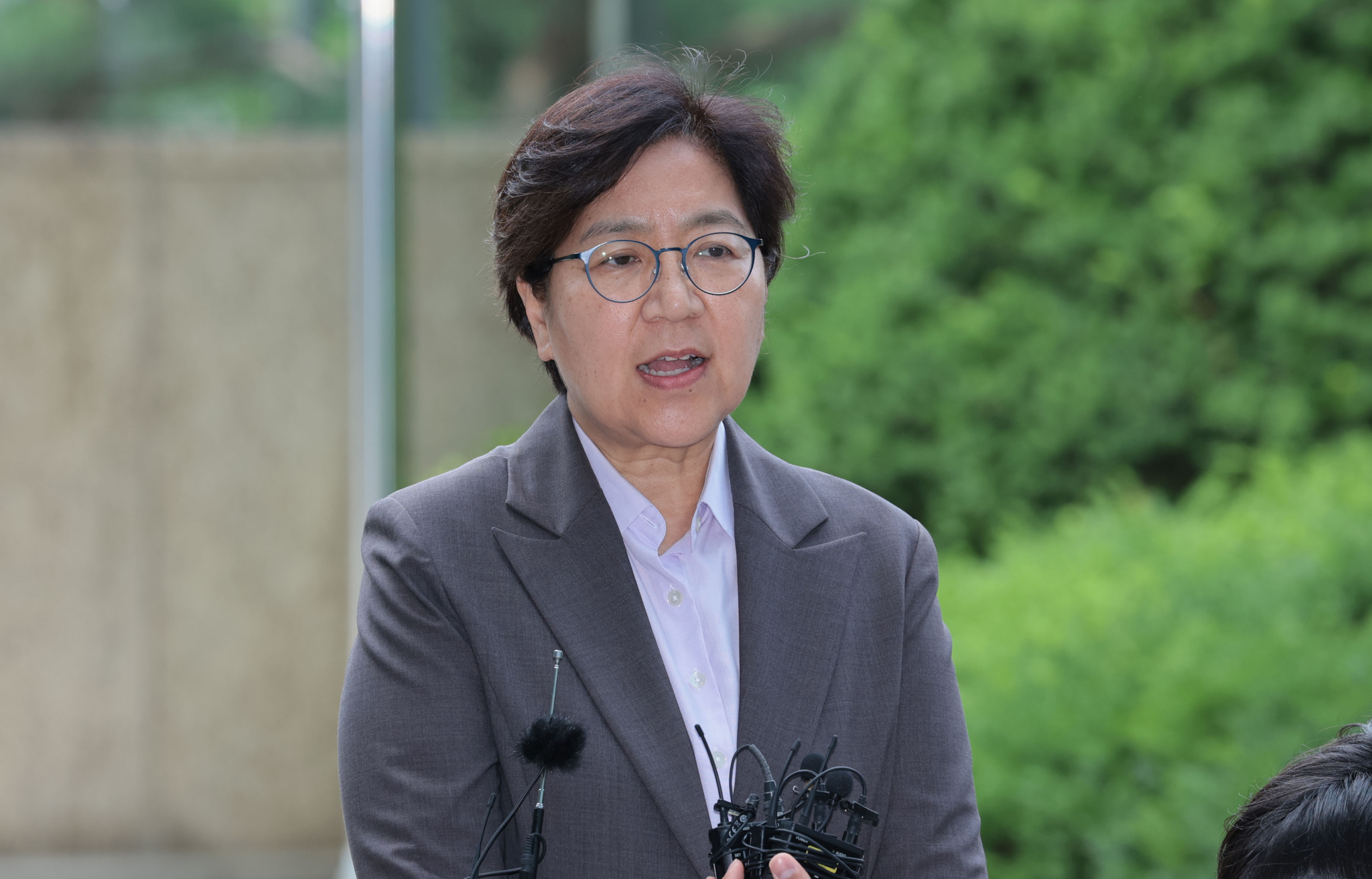 정은경 보건복지부 장관 후보자가 지난달 30일 서울 중구에 마련된 인사청문회 준비 사무실로 출근하며 취재진 질문에 답하고 있다. 연합뉴스