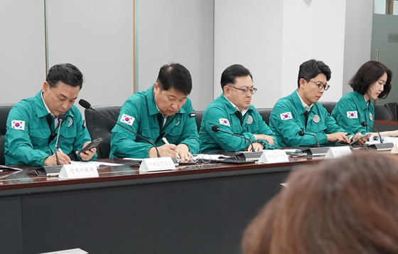 9일 서울시청 기획상황실에서 서울시 3부시장(행정1·2,정무), 재난안전실장, 소방재난본부장, 복지실장, 교통실장 등 12개 실국장이 긴급 폭염대책 상황 점검 회의를 진행하고 있다. [사진 서울시]