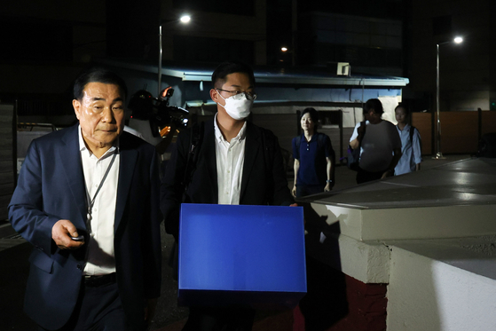 김건희 여사 관련 의혹을 수사 중인 민중기 특별검사팀이 삼부토건에 대한 압수수색에 착수한 3일 서울 종로구 소재 삼부토건 본사가 입주했던 건물에서 특검팀 관계자가 압수수색을 마친 뒤 물품이 담긴 상자를 들고 철수하고 있다. 뉴시스
