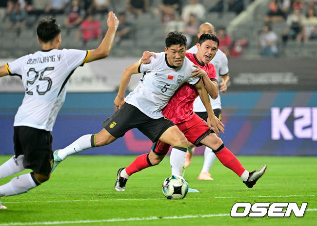 [OSEN=용인, 조은정 기자]7일 경기 용인시 용인 미르 스타디움에서 2025 동아시아 축구연맹(EAFF) E-1 챔피언십(동아시안컵) 대한민국 남자 축구 대표팀과 중국의 개막전이 열렸다.한국은 중국과 첫 경기를 시작으로 11일 홍콩, 15일 일본과 격돌한다. 경기는 모두 용인에서 치러지며 3경기 성적에 따라 그대로 최종 순위가 결정된다.전반 한국 이동경이 중국의 수비를 받고 있다. 2025.07.07 /cej@osen.co.kr