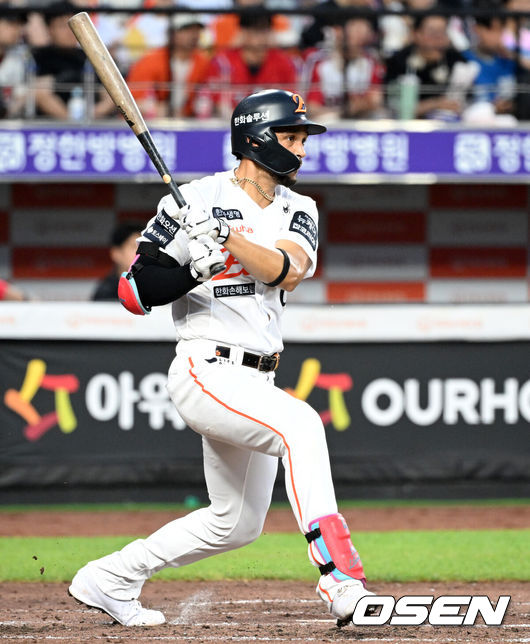 [OSEN=대전, 이대선 기자] 8일 오후 대전 한화생명볼파크에서 2025 신한 SOL Bank KBO리그 한화 이글스와 KIA 타이거즈의 경기가 열렸다.한화는 문동주, KIA는 윤영철을 선발로 내세웠다.3회말 무사 1루에서 한화 리베라토가 우전 안타를 치고 있다. 2025.07.08 /sunday@osen.co.kr