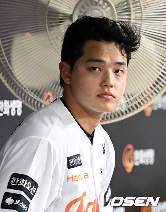 [OSEN=대전, 이대선 기자] 8일 오후 대전 한화생명볼파크에서 2025 신한 SOL Bank KBO리그 한화 이글스와 KIA 타이거즈의 경기가 열렸다.한화는 문동주, KIA는 윤영철을 선발로 내세웠다.한화 문동주가 더그아웃에서 휴식을 취하고 있다. 2025.07.08 /sunday@osen.co.kr