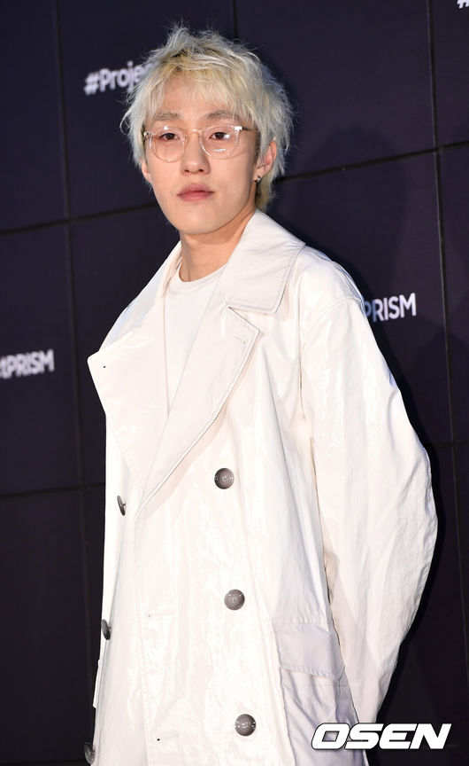 [OSEN=최규한 기자] 29일 오후 서울 삼성디지털프라자 강남본점에서 세탁기 론칭 포토월 이벤트가 열렸다.가수 자이언티가 참석해 포토타임을 하고 있다. /dreamer@osen.co.kr