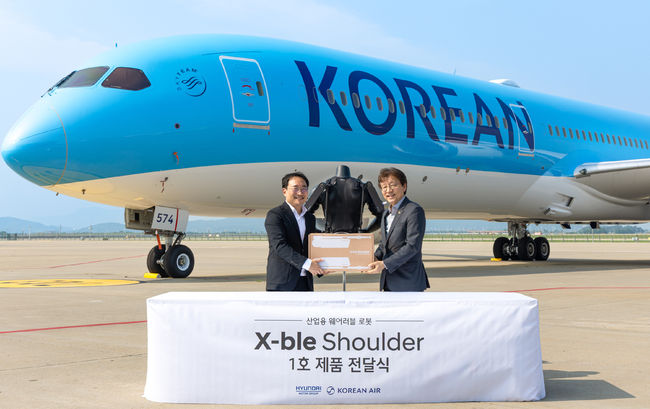 현대차기아로보틱스랩현동진상무(왼쪽)와대한항공항공우주사업본부정현보상무가엑스블숄더1호전달식을 열고 있다.